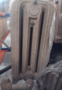 zabytkowy żeliwny grzejnik firmy American Radiator Company w katedrze w Leicester